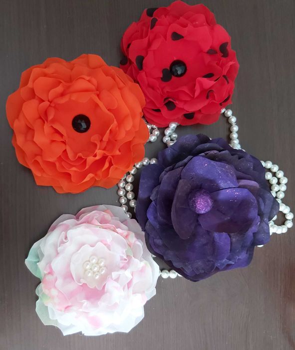 Брошки цветя от коприна