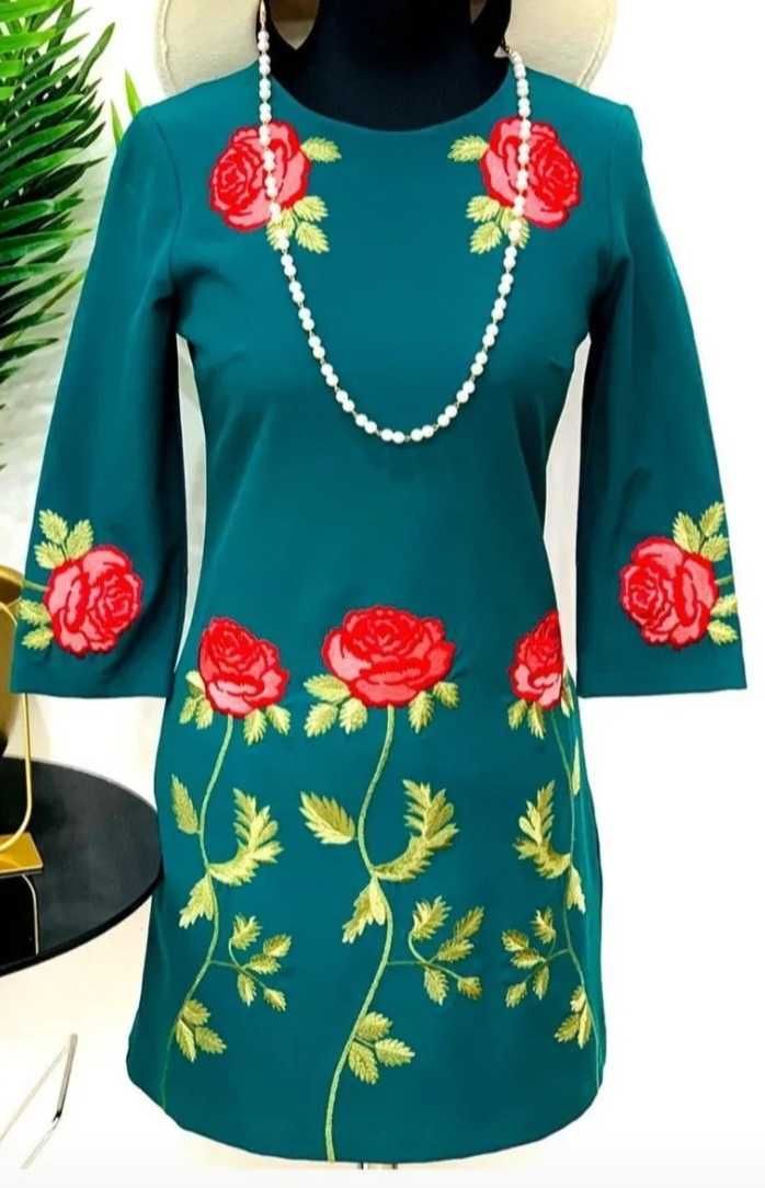 Rochie verde cu trandafiri brodati, marimea S, cu eticheta