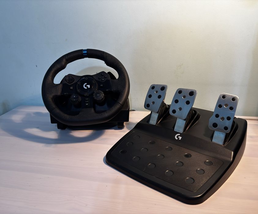Volan Logitech G923 Racing Wheel and Pedals for PS5/PS4/PC