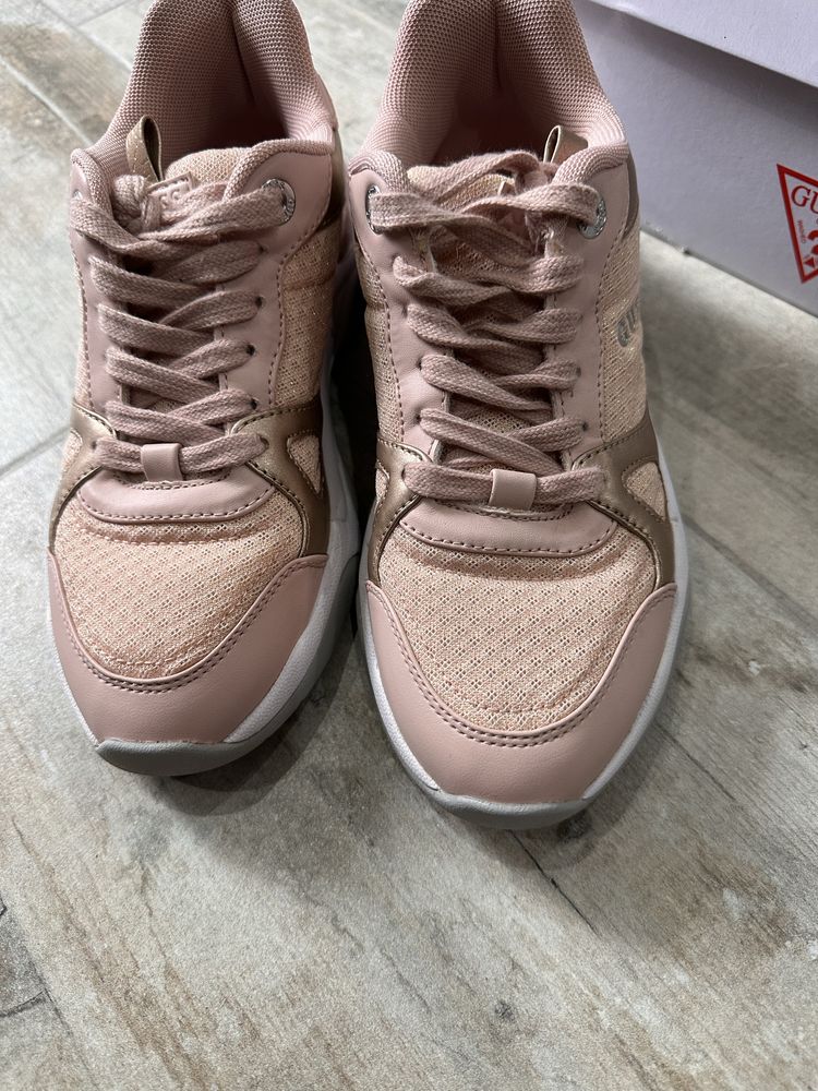Дамски маратонки Guess 39