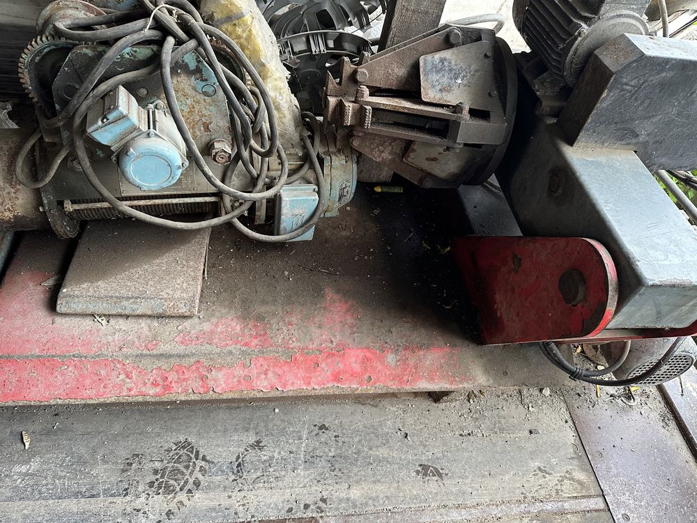 Машина за монтаж и демонтаж на тежкотоварни гуми