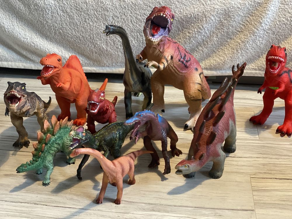Dinozauri de diferite dimensiuni