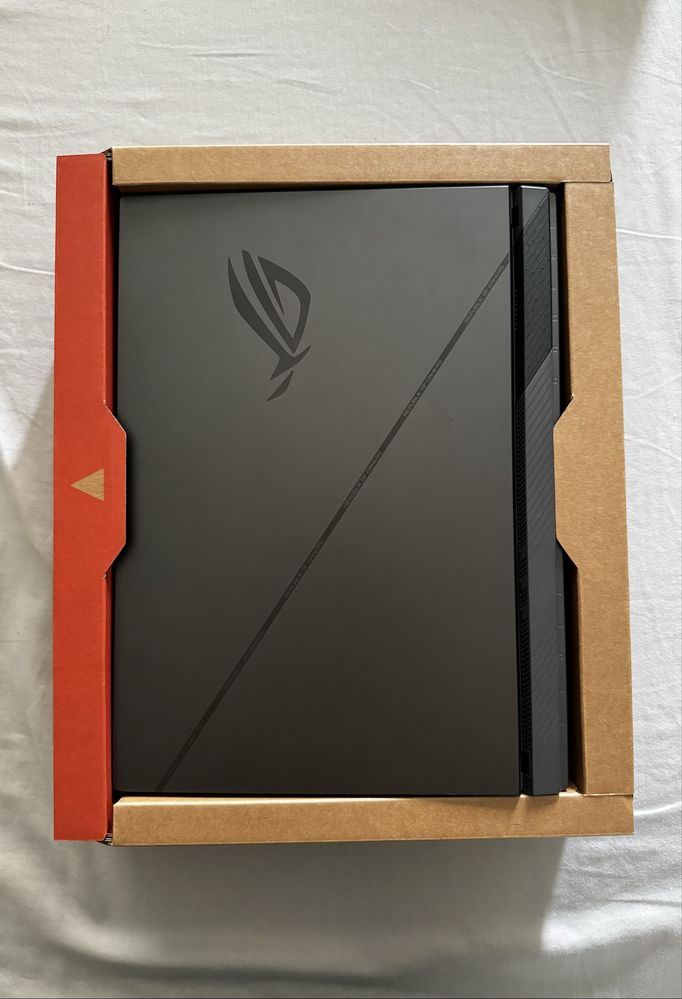 Гейминг лаптоп ASUS ROG Strix G16 отлично състояние, оставаща гаранция