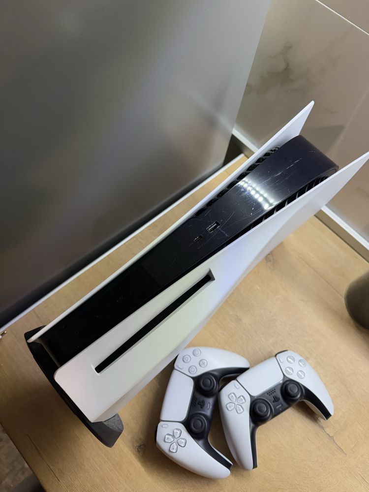 PS 5, пользовались месяц , есть 2,3 игры.