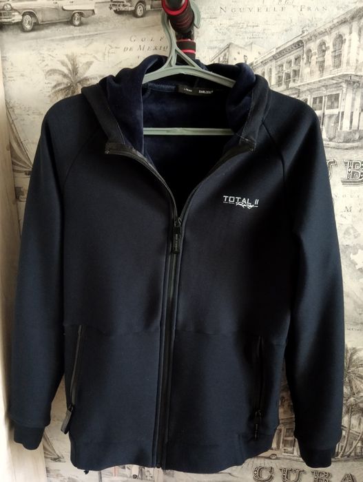 Продам кофту на замке