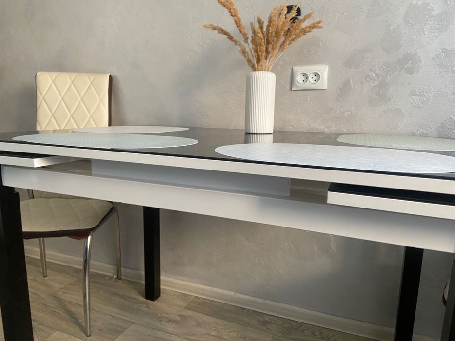 Продам стол обеденный