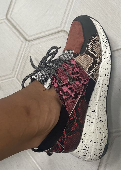 Многоцветни обувки на топ цена