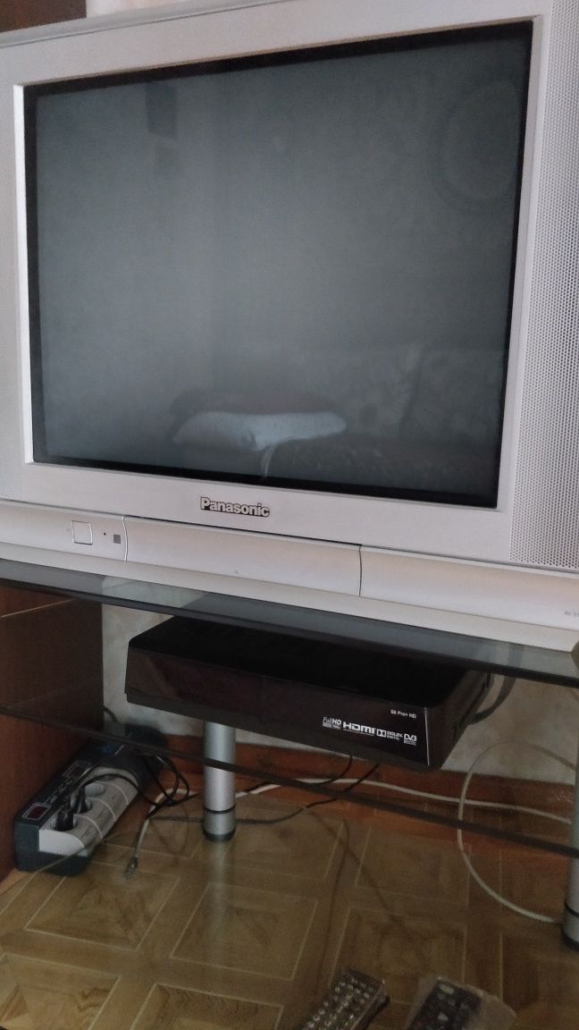 Продам телевизор Panasonic со стеклянной тумбой в отличном состоянии.