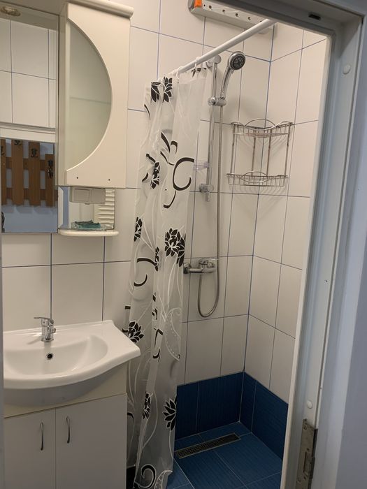 Închiriez apartament cu 2 camere