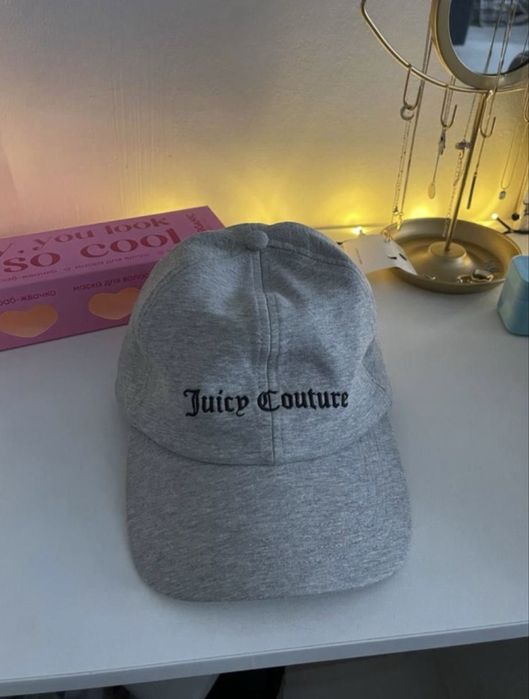 кепка от бренда juicy couture