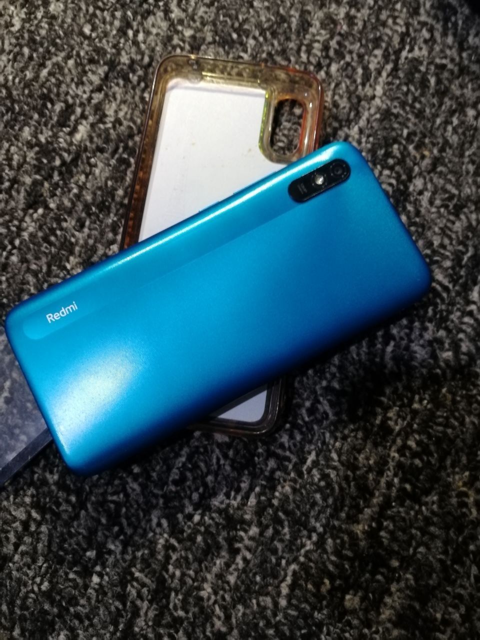 Redmi 9 A 4_64 xotira . Karobka bor ideal holatda hamma joyiga kafolat