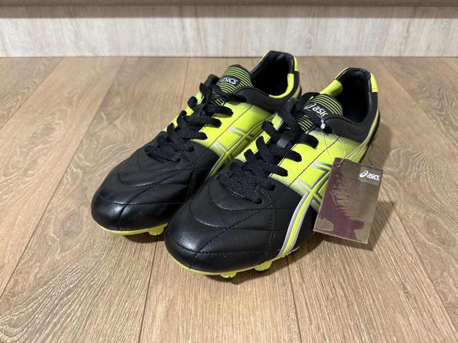 Футболни калеври Asics