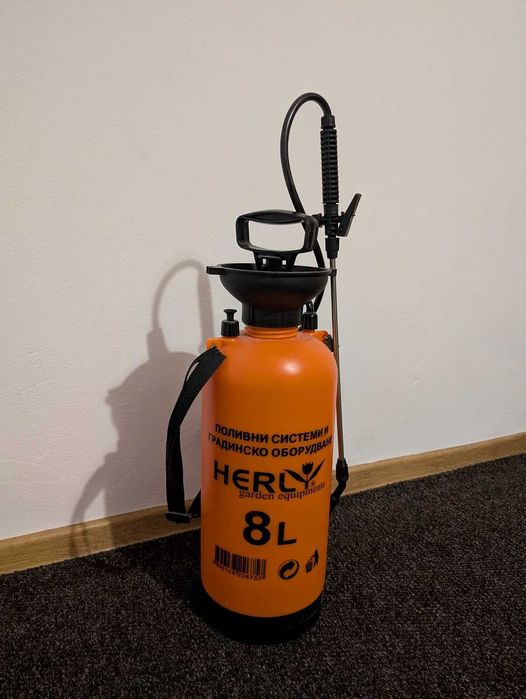 Пластмасова Ръчна помпа за поливане, пръскане - 8л с презрамка