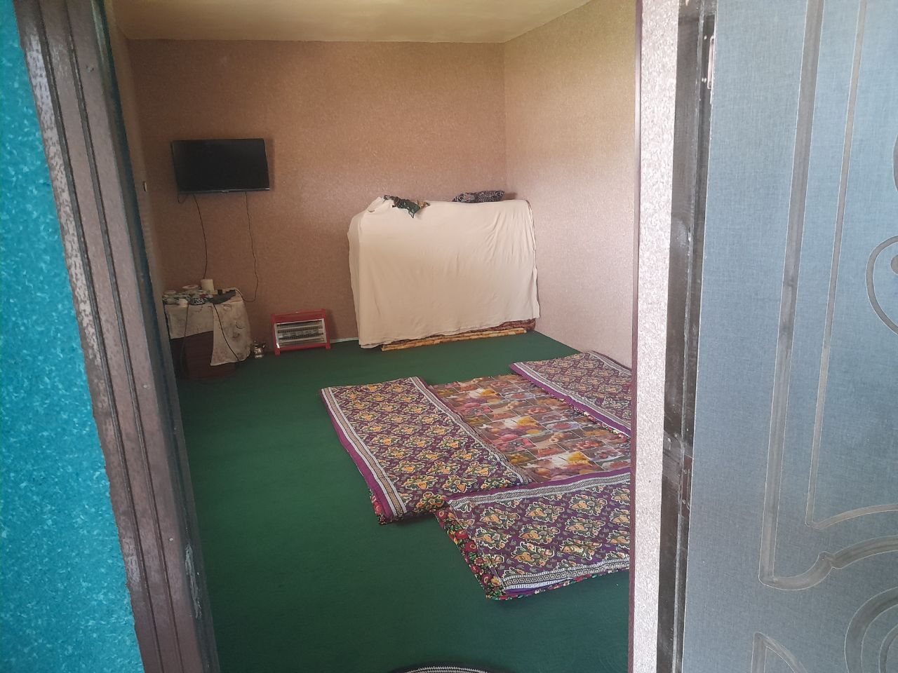 Uy hovli sotiladi 3 xonali 2 qavati kuxnisiyam bor 2ta yertoʻlayam bor