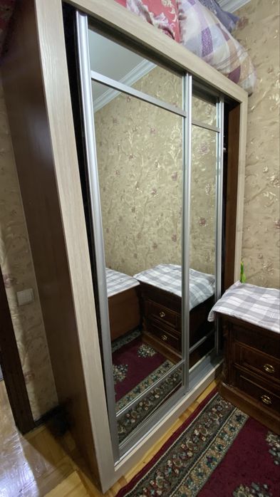 Kiyimlar uchun sifatli shkaf sotiladi