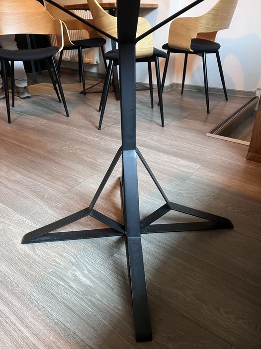 Mese cu picior metalic