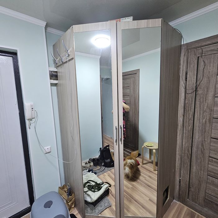 Большой  угловой  шкаф