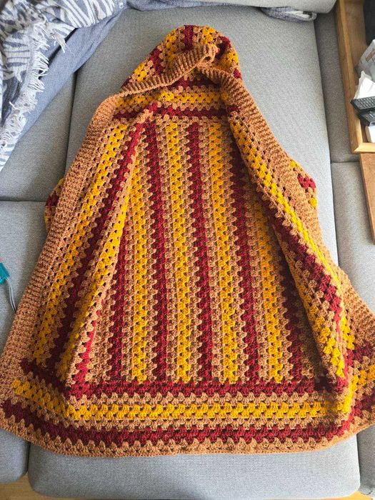 Ръчно плетено палто с качулка