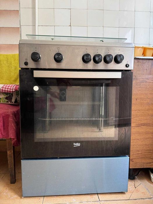 Vând aragaz Beko FSGT62110DXO, 4 arzatoare, gaz