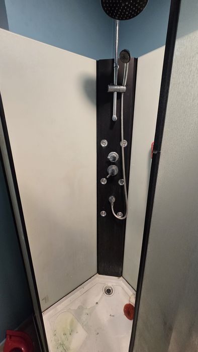 Cabina de dus puțin folosita