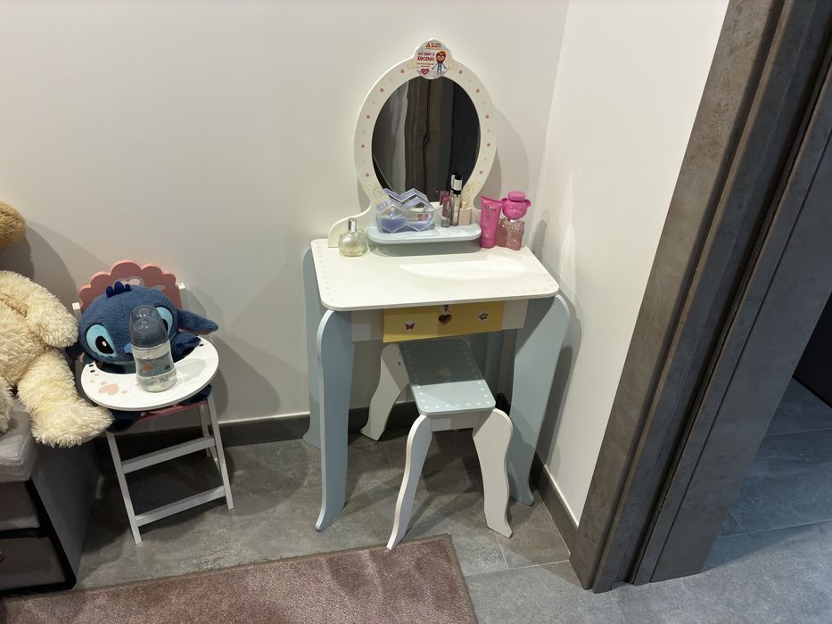 Masuta de toaleta si machiaj din lemn pentru copii