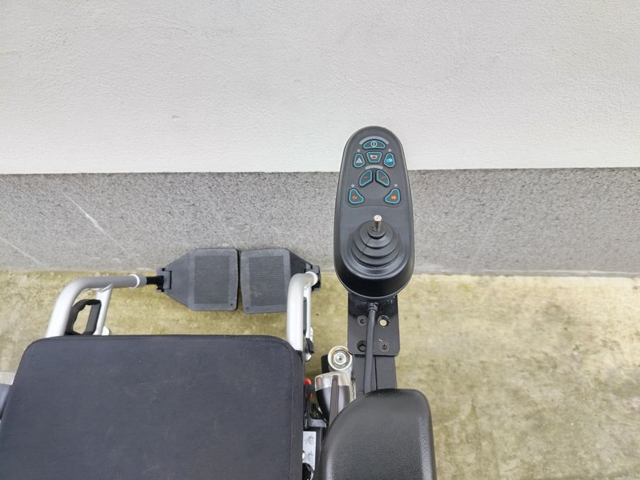 Cărucior scaun electric pentru persoane cu dizabilități