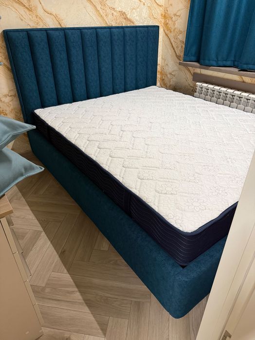 Кровать двуспальная + матрас