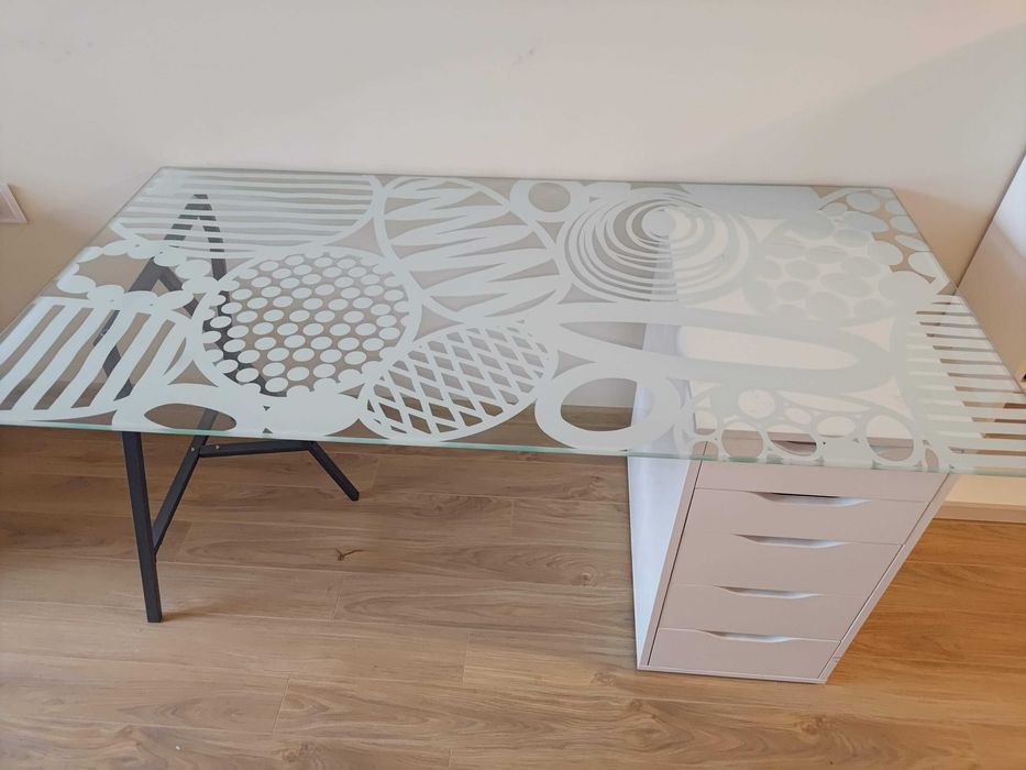 Стилно бяло бюро 148/73/71см закупено от ИКЕА, 4 бр. Отлично състояние