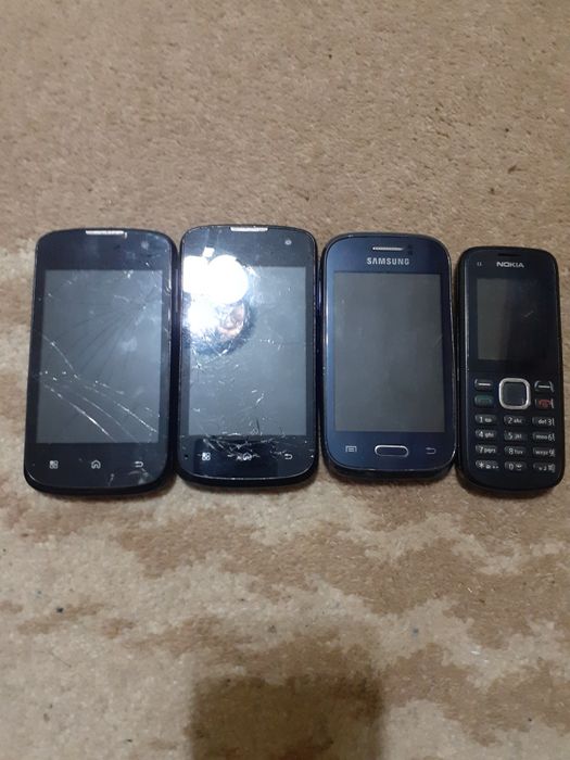 Vand 4 telefoane defecte