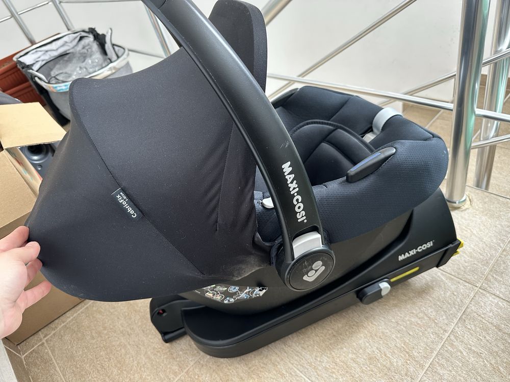 Кош за кола с база Maxi Cosi Cabriofix İ-size