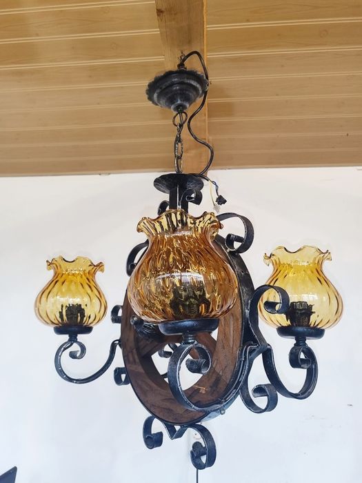 Красив полилей съчетание от дървено колело, ковано желязо и жълти стък