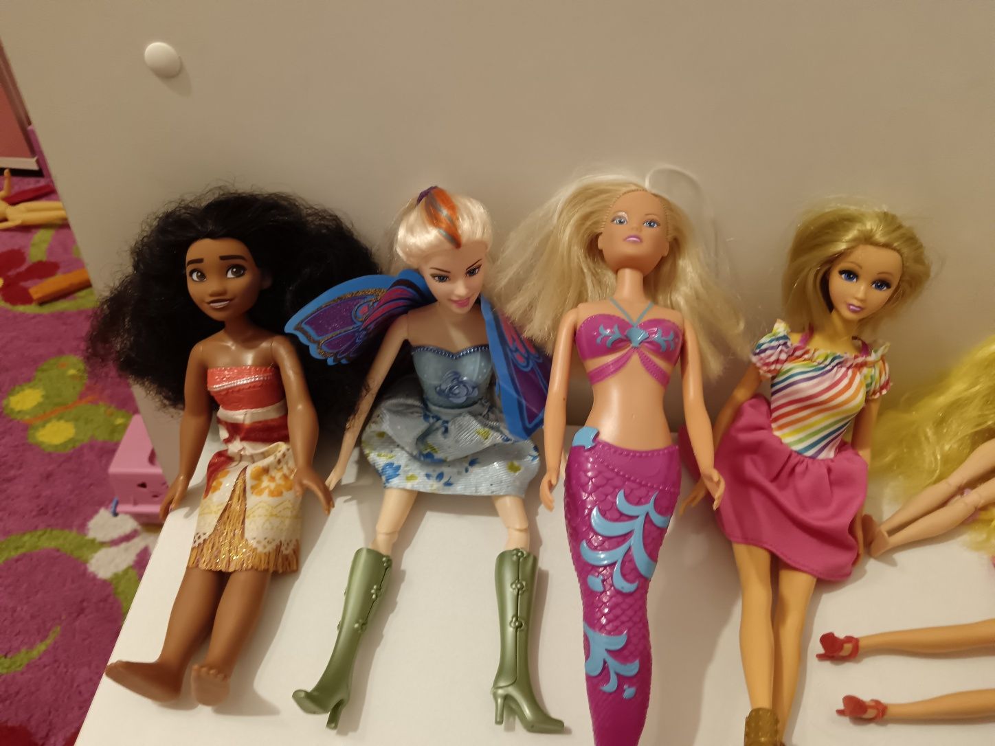 Păpușa Maia și Barbie