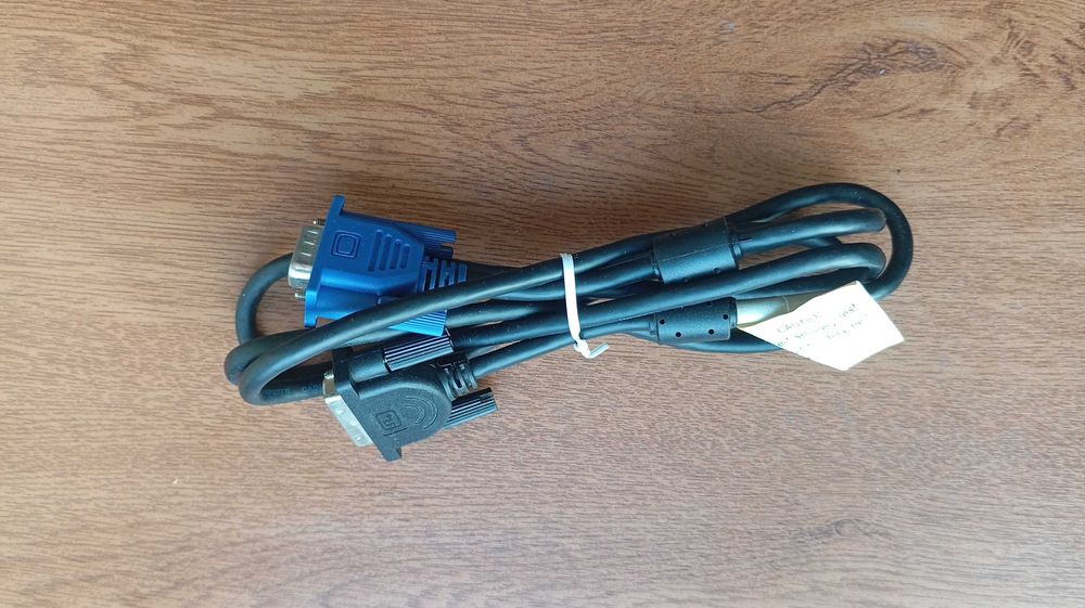 Компьютерный кабель DVI-VGA