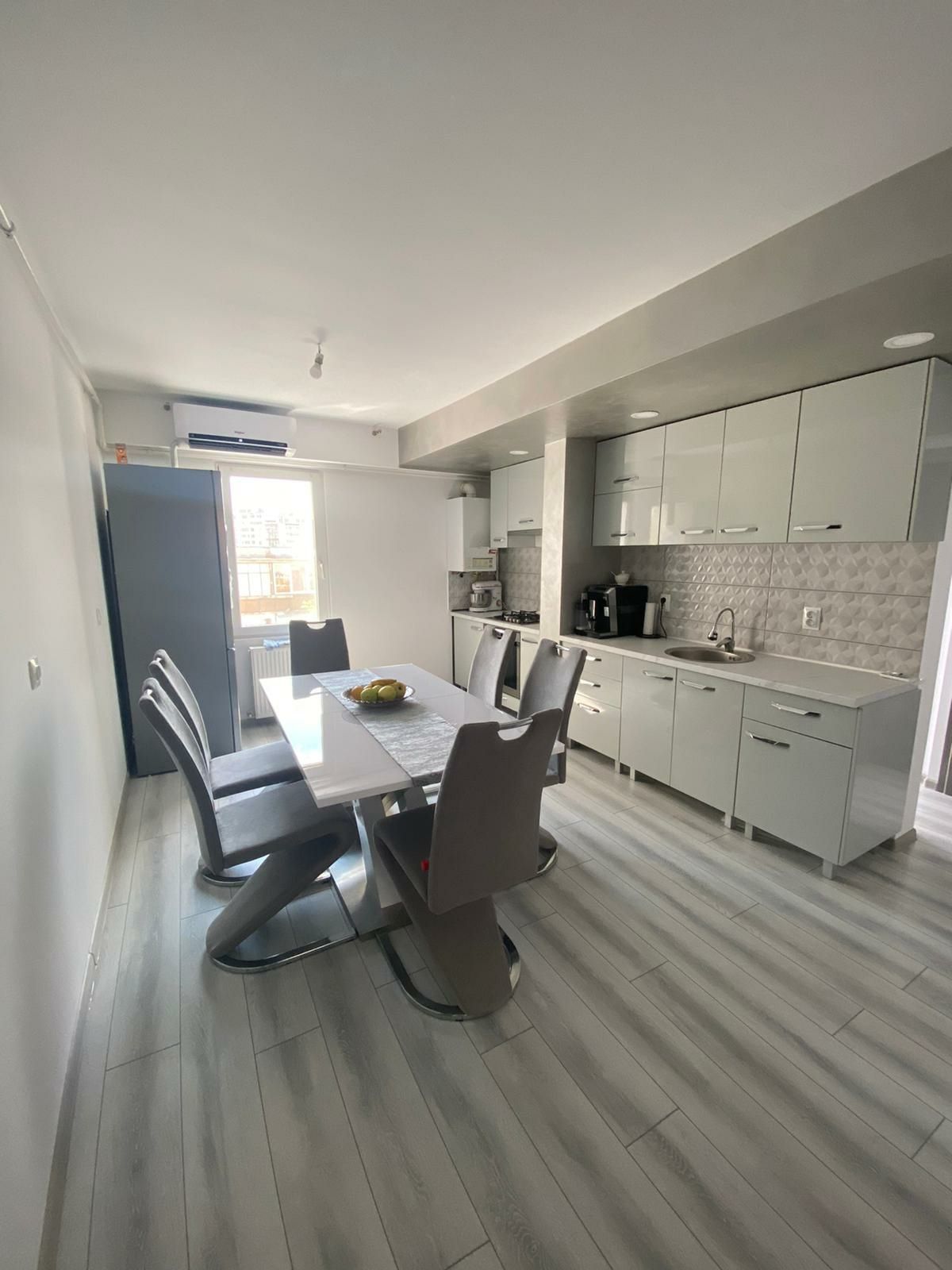 Vând apartament cu 3 cam str înfrățiri.lux modern mobilat utilat