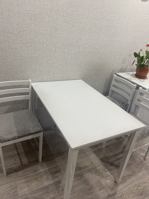Продается стол со стульями