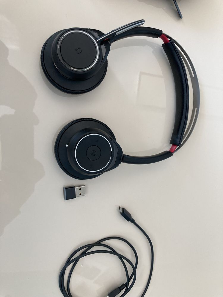 PLANTRONICS Слушалки Poly Voyager