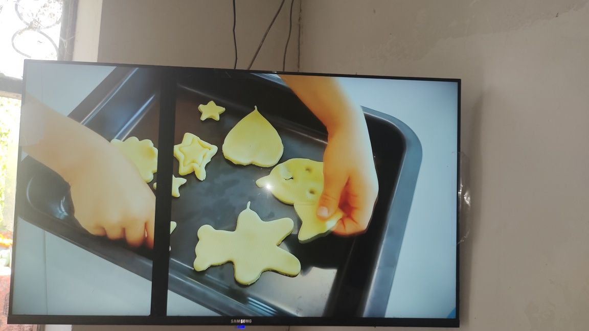 Samsung q90 SMART tv sotiladi, 43 dyum, ekranida chiziq bor