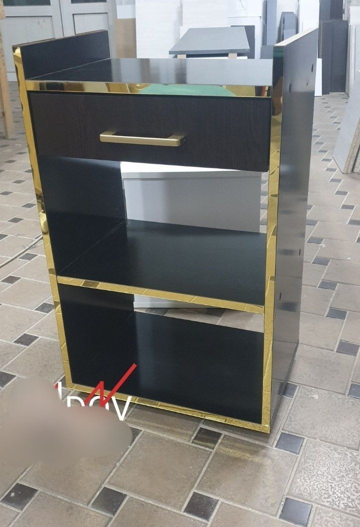 Тумбочка помощница на роликах для салона красоты по выгодной цене