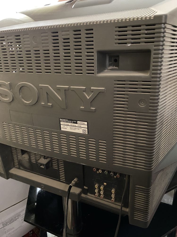 Телевизор Sony Trinitron с подставкой в идеальном состоянии