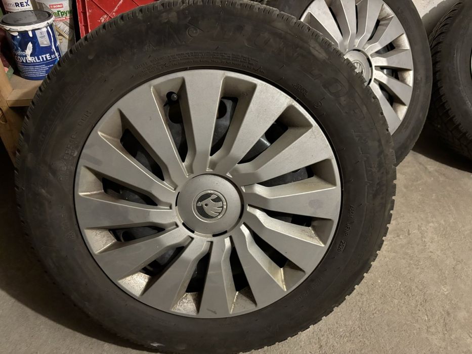 Железни джанти с гуми и тасове