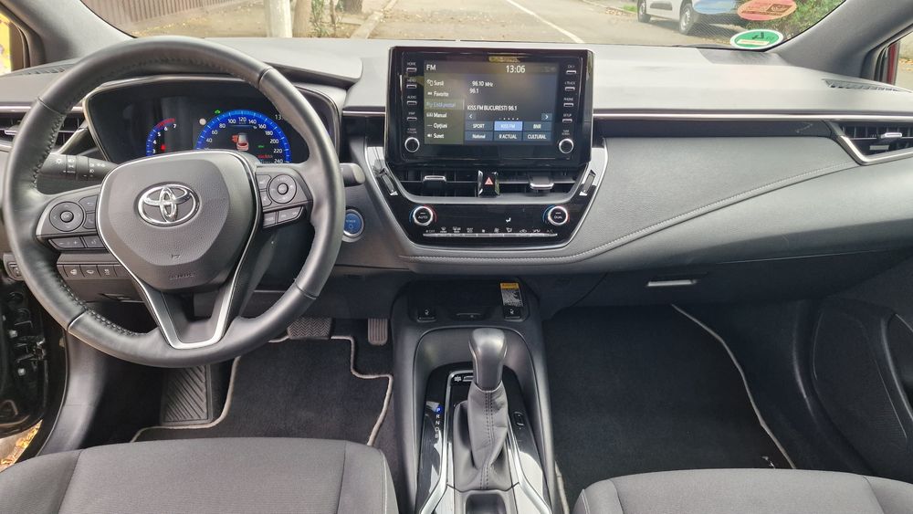 Toyota corolla 2.0 hibrid premium prețul include TVA deductibil