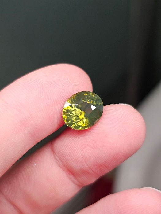 Натуральный циркон 7.87 ct, природный зелёный