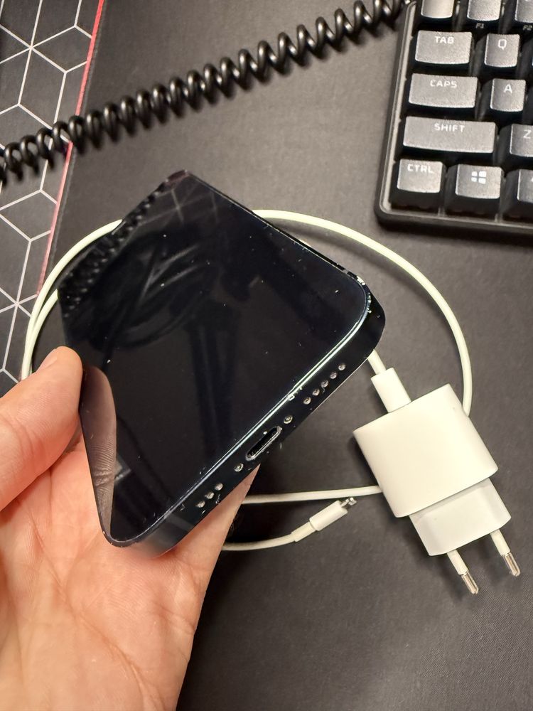Iphone 12 64gb cu husa, incarcator original.