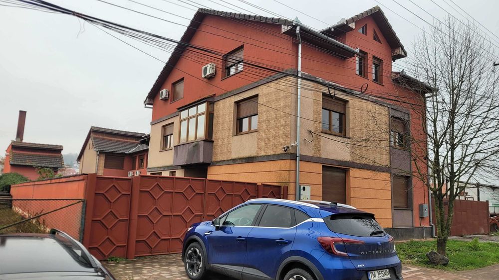 Imobil cu 3case:C1-3 nivele;C2-2nivele;C4-1 nivel;C3;C5;Piscina;Foisor