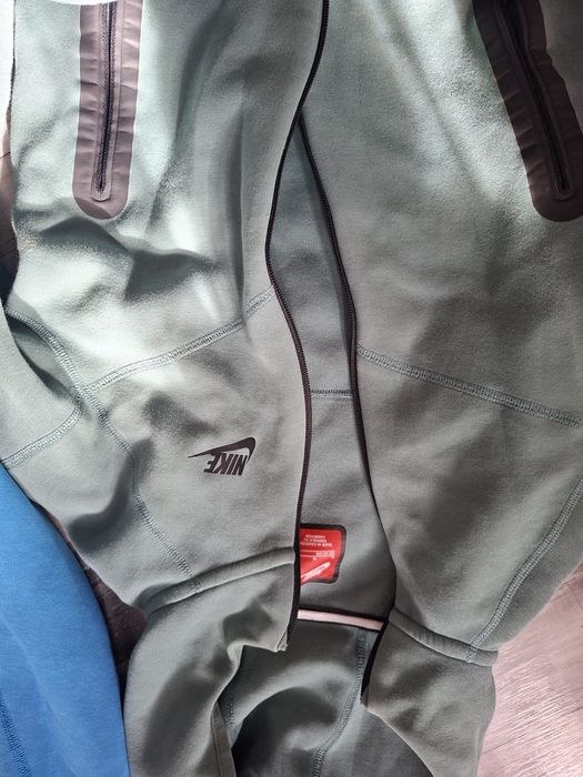 Продавам Продавам два Nike Tech оригинални оригинални Nike Tech – един