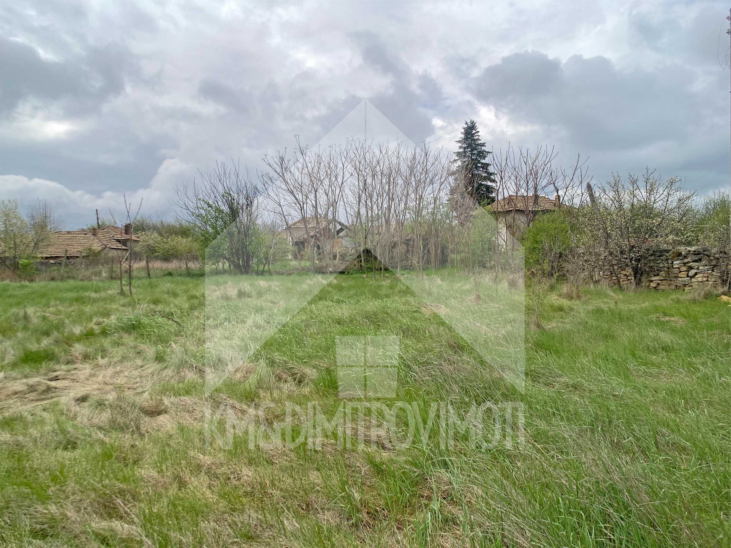 ПРОДАВА тухлена къща с равен 1,2 ДКА ДВОР в с. Мировци (обл. Шумен)