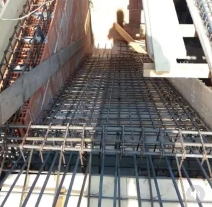 Constructii case la rosu și la gata