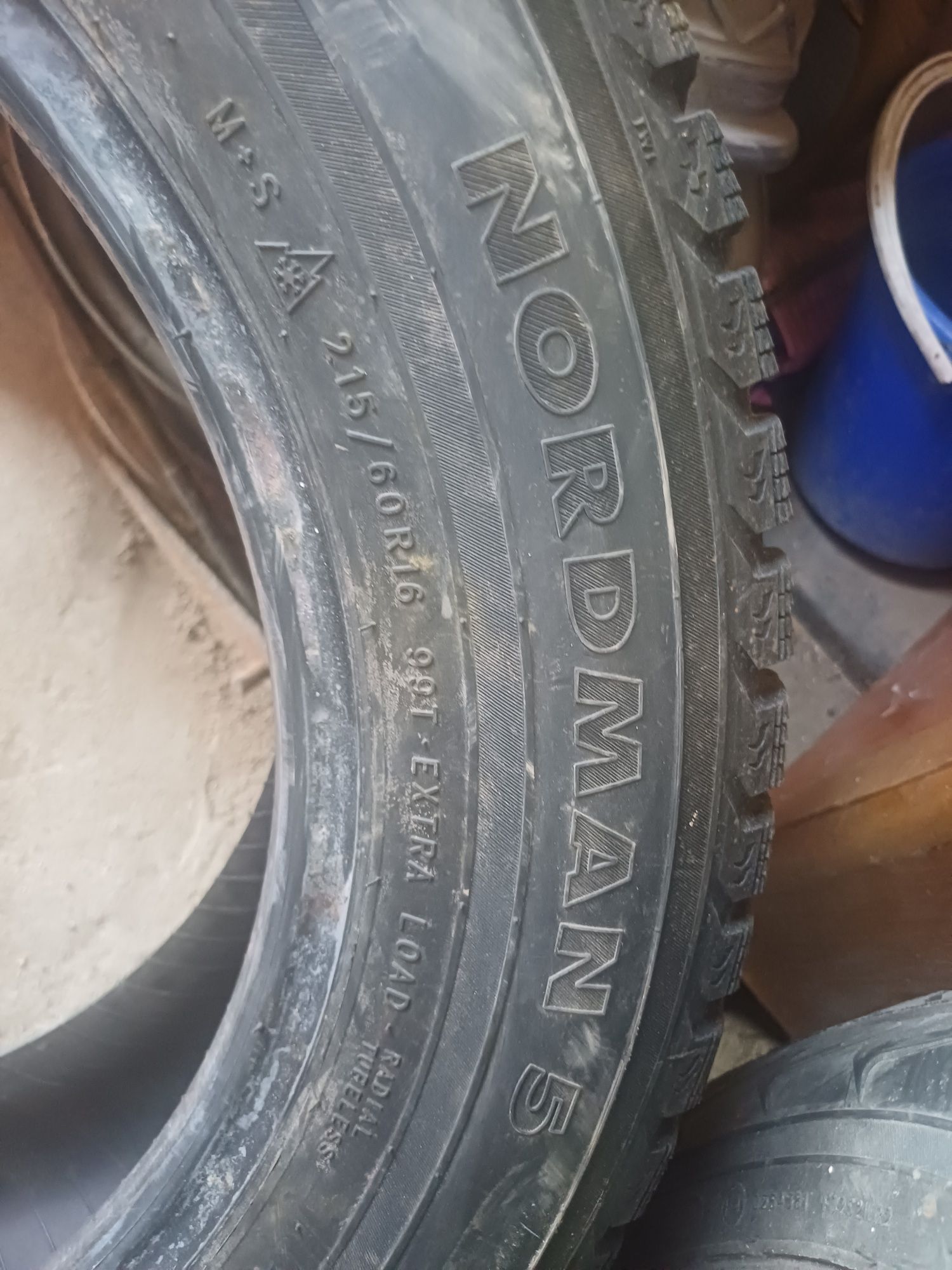 Продам комплект зимних шин 215 60 R-16
