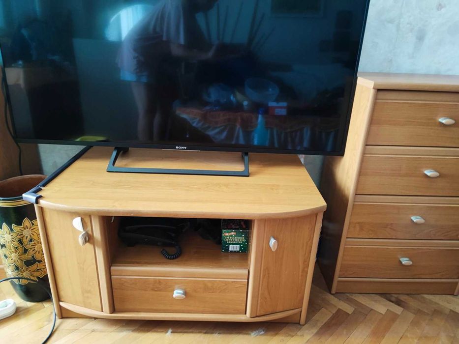 Комод- шкафове и лавици за стена