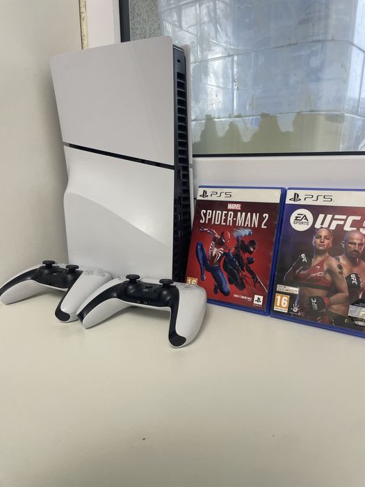 Продаю playstation 5 есть две джостика